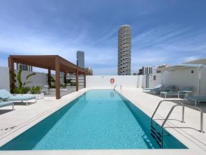 Bazén v ubytování Brand New Studio & Large Green Terrace in JVC nebo v jeho okolí