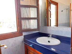 ein Bad mit einem Waschbecken und einem Spiegel in der Unterkunft Las Encinas adosado en Pechon in Pechón