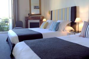 Ein Bett oder Betten in einem Zimmer der Unterkunft Logis Hôtel du Chêne