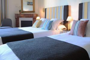 Ein Bett oder Betten in einem Zimmer der Unterkunft Logis Hôtel du Chêne