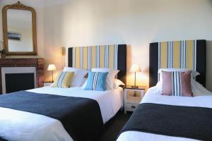 Ein Bett oder Betten in einem Zimmer der Unterkunft Logis Hôtel du Chêne