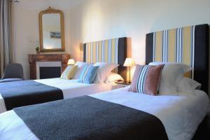 Ein Bett oder Betten in einem Zimmer der Unterkunft Logis Hôtel du Chêne