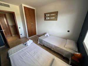 Postel nebo postele na pokoji v ubytování Golden Beach Sant Carles de La Ràpita