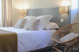 Ein Bett oder Betten in einem Zimmer der Unterkunft Logis Hôtel du Chêne