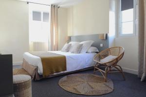 Un pat sau paturi într-o cameră la Logis Hôtel du Chêne
