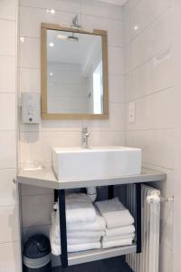 Ein Badezimmer in der Unterkunft Logis Hôtel du Chêne