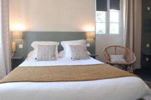 Ein Bett oder Betten in einem Zimmer der Unterkunft Logis Hôtel du Chêne