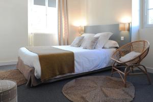 Ein Bett oder Betten in einem Zimmer der Unterkunft Logis Hôtel du Chêne