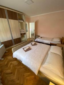 Postel nebo postele na pokoji v ubytování Apartmani Milojić