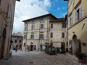 een steegje in een oude stad met gebouwen bij Da Tattallo in Assisi