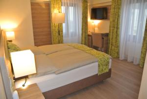 Postel nebo postele na pokoji v ubytování Hotel Saint Fiacre
