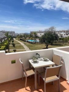 einen weißen Tisch und Stühle auf dem Balkon in der Unterkunft Condado de Alhama Murcia in Alhama de Murcia