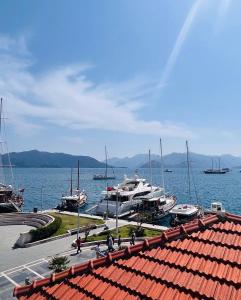 einer Gruppe von Booten, die an einem Yachthafen angedockt sind in der Unterkunft Vista House Marmaris in Marmaris