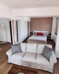 sala de estar con sofá y cama en Vista House Marmaris, en Marmaris