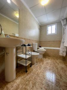 La salle de bains est pourvue de 2 lavabos, de toilettes et d'un miroir. dans l'établissement La Ciñuelica R14 First Floor Apartment L126, à Orihuela