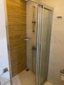 a shower with a glass door in a bathroom at Granada City’de modern lüx 1+1 in Alanya