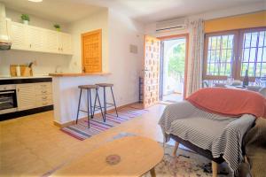 Dapur atau dapur kecil di Beautiful 2 Bedroom Bungalow with Communal Pools +26 gambar