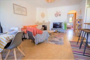 een woonkamer met een bank en een tafel bij Beautiful 2 Bedroom Bungalow with Communal Pools in Villamartin