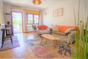 Ruang duduk di Beautiful 2 Bedroom Bungalow with Communal Pools