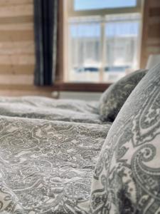 2 Betten mit Kissen nebeneinander sitzen in der Unterkunft Hraunsnef Country Hotel in Bifrost