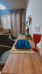 uma longa mesa de madeira com uma placa azul em Marina Zeas Seaside Studio-MarinaQ em Pireu