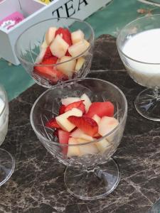 two bowls of fruit on top of a table at B&B Huis Willaeys in Bruges