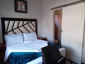 Cama o camas de una habitación en Essential Guest House Parow