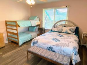 een slaapkamer met 2 stapelbedden en een stoel bij Beach Club Villa 29 - Oceanfront Walkout! End Unit! in Isle of Palms