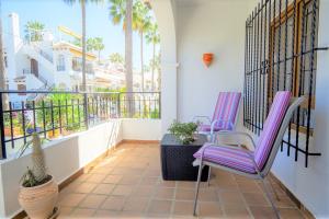 Balkoni atau teres di Beautiful 2 Bedroom Bungalow with Communal Pools
