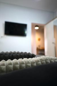 um close-up de um sofá com uma televisão num quarto em Marina Zeas Seaside Studio-MarinaQ em Pireu