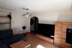 Televízia a/alebo spoločenská miestnosť v ubytovaní La cachette - Maison centre