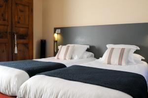 Ein Bett oder Betten in einem Zimmer der Unterkunft Logis Hôtel du Chêne