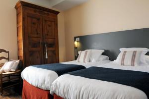 Ein Bett oder Betten in einem Zimmer der Unterkunft Logis Hôtel du Chêne