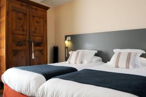 Ein Bett oder Betten in einem Zimmer der Unterkunft Logis Hôtel du Chêne