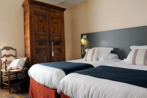 Ein Bett oder Betten in einem Zimmer der Unterkunft Logis Hôtel du Chêne