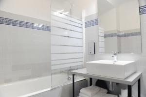 Ein Badezimmer in der Unterkunft Logis Hôtel du Chêne