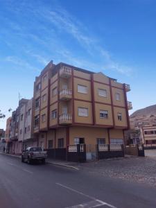 un grand bâtiment sur le côté d'une rue dans l'établissement Apartamento acolhedor com vista para o Monte Cara, à Mindelo