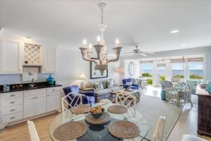 een keuken en een woonkamer met een tafel en stoelen bij Beach Club Villa 30 - Coastal Oceanfront! Pool! Walkout! in Isle of Palms