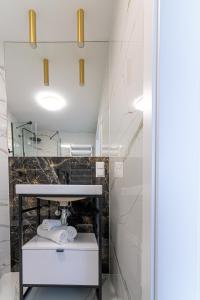 La salle de bains est pourvue d'un lavabo et d'un miroir. dans l'établissement ARKA APARTAMENT DELUXE 723b, à Kołobrzeg