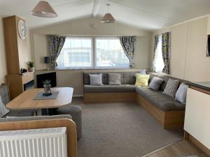 Зона вітальні в Coastfields 3 bed 8 berth holiday home