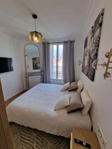 ein Schlafzimmer mit einem großen Bett und einem Fenster in der Unterkunft Appartement Enghien-les-Bains in Enghien-les-Bains