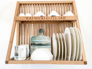 una estantería de madera con platos y un jarrón en An Airigh, en Dunan
