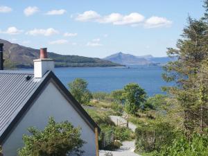 une maison avec vue sur une étendue d'eau dans l'établissement An Airigh, à Dunan