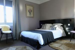 Ein Bett oder Betten in einem Zimmer der Unterkunft Logis Hôtel du Chêne