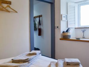 Habitación con espejo y cama con toallas en An Airigh en Dunan