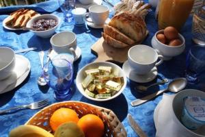 アルゲーロにあるB&B Viadelmareの青いテーブルクロスと食べ物