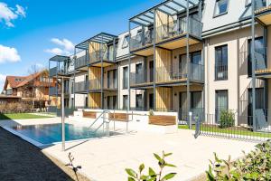 een appartementencomplex met een zwembad ervoor bij Aparthotel Bad Radkersburg in Bad Radkersburg