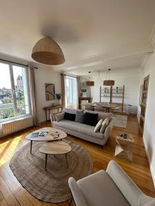 a living room with a couch and a table at Appartement Enghien-les-Bains in Enghien-les-Bains