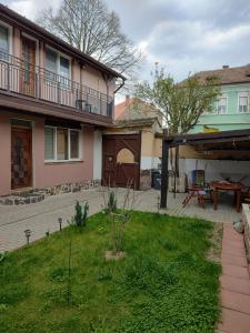 einen Hinterhof eines Hauses mit einem Tisch und einer Terrasse in der Unterkunft studio in Sibiu