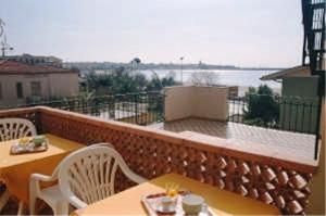 アルゲーロにあるB&B Viadelmareの水辺の景色を望むバルコニー(テーブル、椅子付)